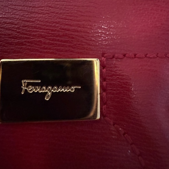SALVATORE FERRAGAMO RED LEATHER CROSS BODY AUTHENTIC BAG TRAVEL CAMERA BAG - Picture 3 of 6
